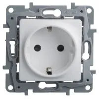 Розетка 2К+З ETIKA, белая (672221). Розетка. LegranD